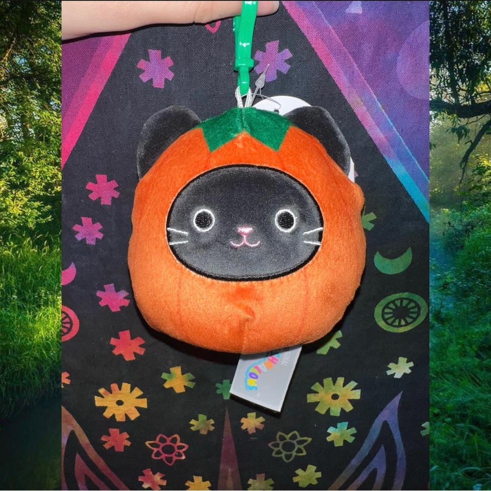 NWT 3” Calio the Black Cat Wearing Pumpkin Costume Squishmallow Clip — Halloween